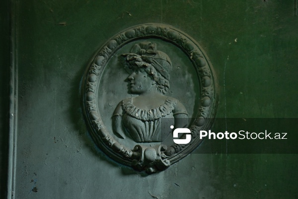 Mirzə Fətəli Axundzadə küçəsində yerləşən 1900-cü ilə aid Əsədullayevlər ailəsinin mülkü