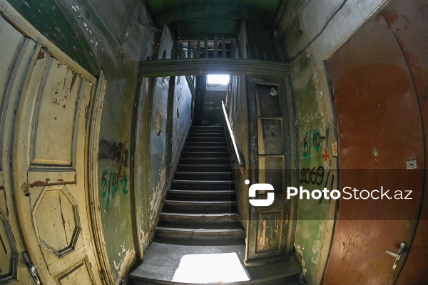 Mirzə Fətəli Axundzadə küçəsində yerləşən 1900-cü ilə aid Əsədullayevlər ailəsinin mülkü