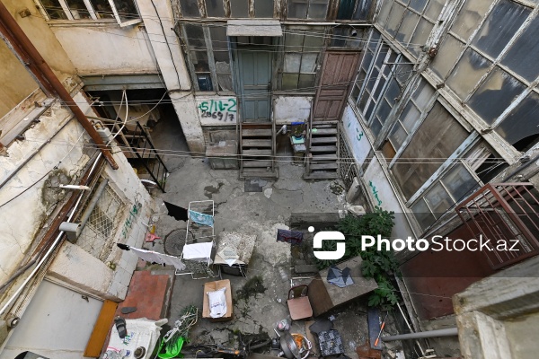 Mirzə Fətəli Axundzadə küçəsində yerləşən 1900-cü ilə aid Əsədullayevlər ailəsinin mülkü