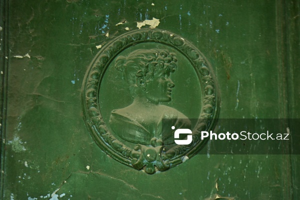 Mirzə Fətəli Axundzadə küçəsində yerləşən 1900-cü ilə aid Əsədullayevlər ailəsinin mülkü