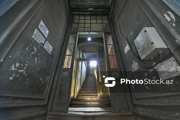 Mirzə Fətəli Axundzadə küçəsində yerləşən 1900-cü ilə aid Əsədullayevlər ailəsinin mülkü