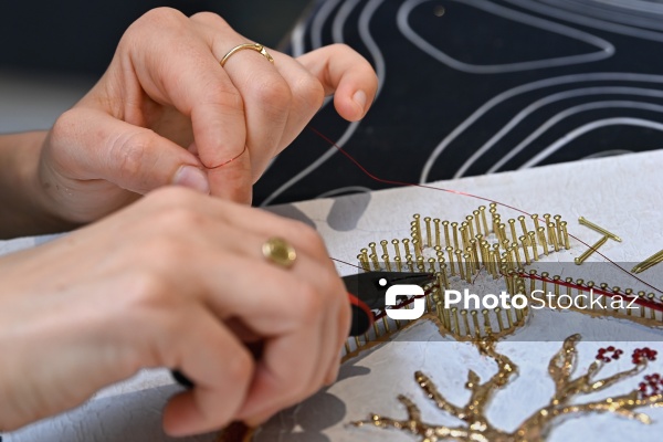 Mismar və tellərlə sənət əsərləri yaradan Minarə Mehdiyeva