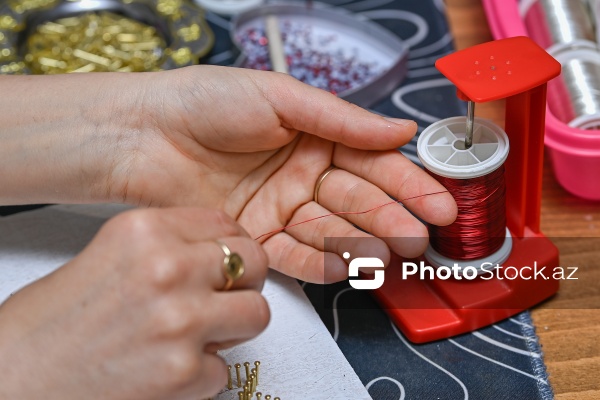 Mismar və tellərlə sənət əsərləri yaradan Minarə Mehdiyeva