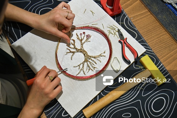 Mismar və tellərlə sənət əsərləri yaradan Minarə Mehdiyeva