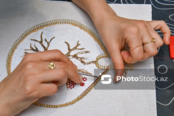 Mismar və tellərlə sənət əsərləri yaradan Minarə Mehdiyeva