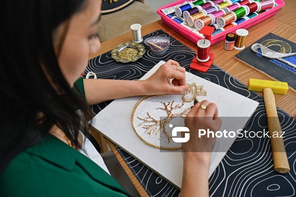 Mismar və tellərlə sənət əsərləri yaradan Minarə Mehdiyeva