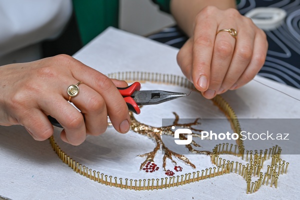 Mismar və tellərlə sənət əsərləri yaradan Minarə Mehdiyeva