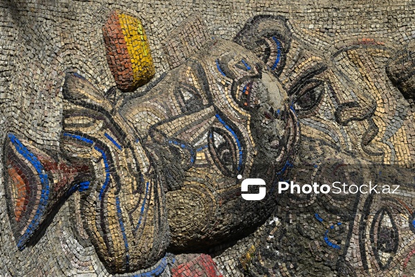 Mozaikaların əhatəsində rəngarəng Bakı lövhələri