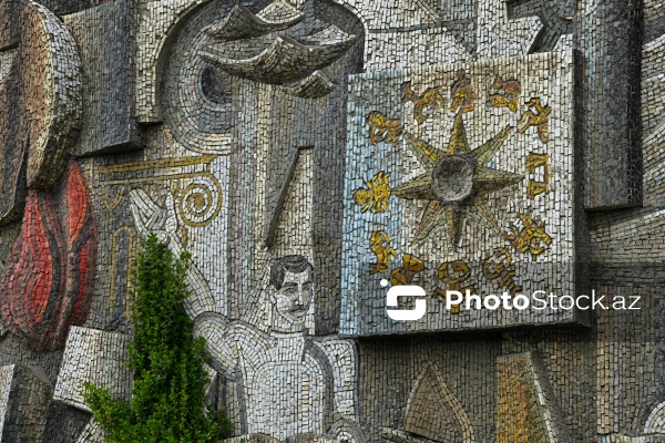 Mozaikaların əhatəsində rəngarəng Bakı lövhələri