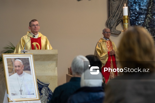 Müqəddəs Məryəm kilsəsində keçirilən mərhum Papa Fransiskin Ruhuna xüsusi ayin