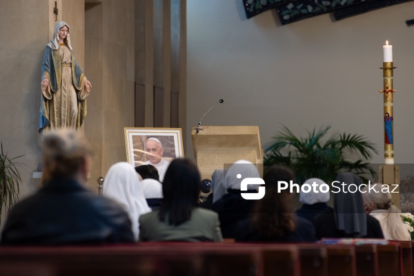 Müqəddəs Məryəm kilsəsində keçirilən mərhum Papa Fransiskin Ruhuna xüsusi ayin