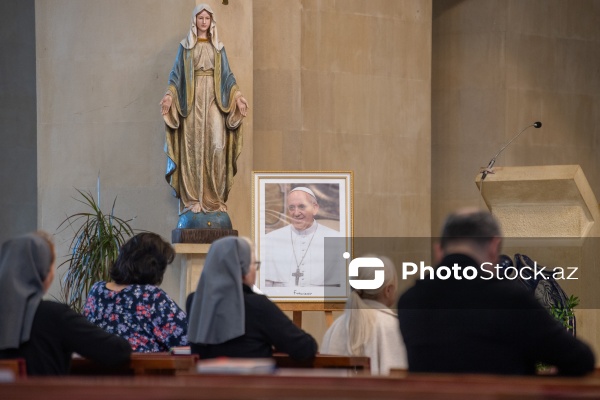 Müqəddəs Məryəm kilsəsində keçirilən mərhum Papa Fransiskin Ruhuna xüsusi ayin