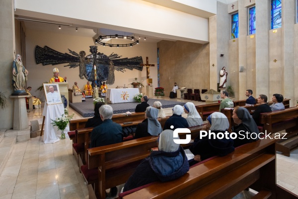 Müqəddəs Məryəm kilsəsində keçirilən mərhum Papa Fransiskin Ruhuna xüsusi ayin