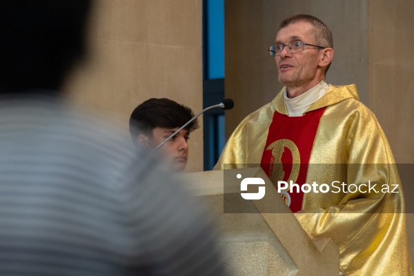 Müqəddəs Məryəm kilsəsində keçirilən mərhum Papa Fransiskin Ruhuna xüsusi ayin