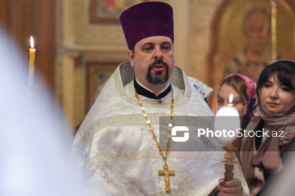 Dionisiy Sveçnikov - Müqəddəs Mürdaşıyan Zənənlər Kafedral Kilsəsində qeyd olunan Milad bayramında