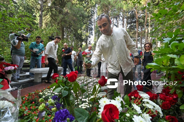 Müslüm Maqomayevin 84 illik yubileyi münasibətilə Fəxri Xiyabanda məzarı ziyarət olunub