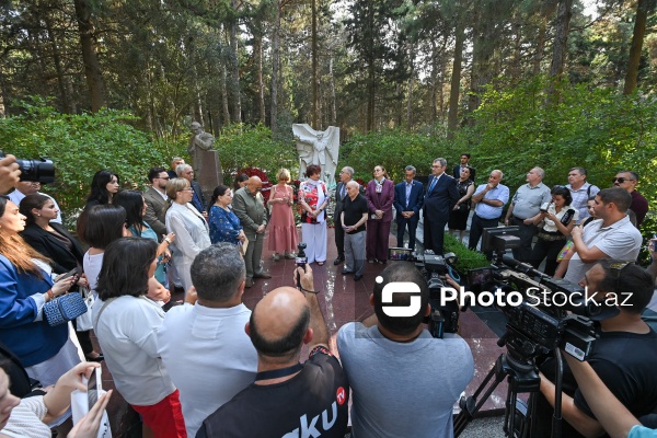 Müslüm Maqomayevin 84 illik yubileyi münasibətilə Fəxri Xiyabanda məzarı ziyarət olunub