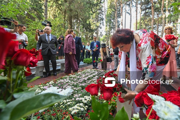 Müslüm Maqomayevin 84 illik yubileyi münasibətilə Fəxri Xiyabanda məzarı ziyarət olunub
