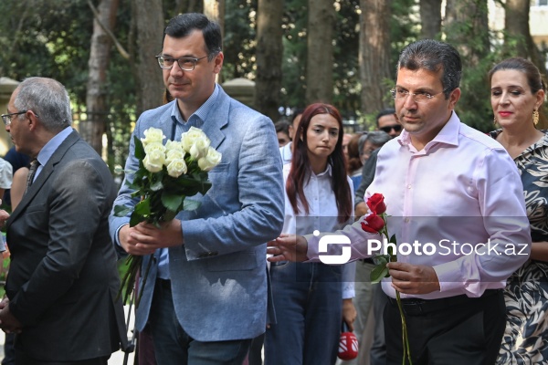 Müslüm Maqomayevin 84 illik yubileyi münasibətilə Fəxri Xiyabanda məzarı ziyarət olunub