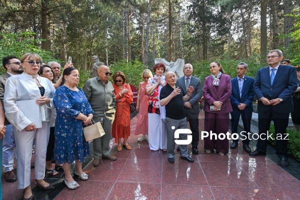 Müslüm Maqomayevin 84 illik yubileyi münasibətilə Fəxri Xiyabanda məzarı ziyarət olunub