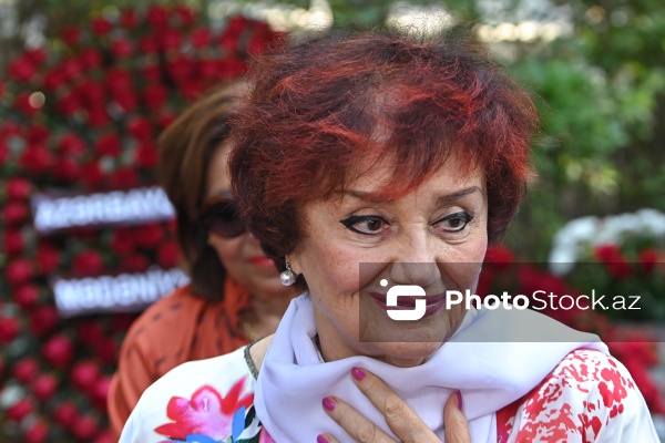 Tamara Sinyavskaya - Müslüm Maqomayevin 84 illik yubileyi münasibətilə Fəxri Xiyabanda