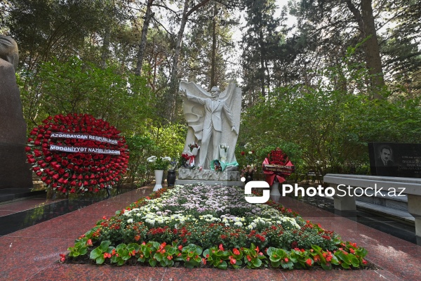 Müslüm Maqomayevin 84 illik yubileyi münasibətilə Fəxri Xiyabanda məzarı ziyarət olunub