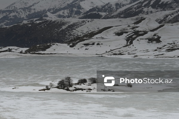 Naxçıvanda yerləşən donmuş Batabat gölü