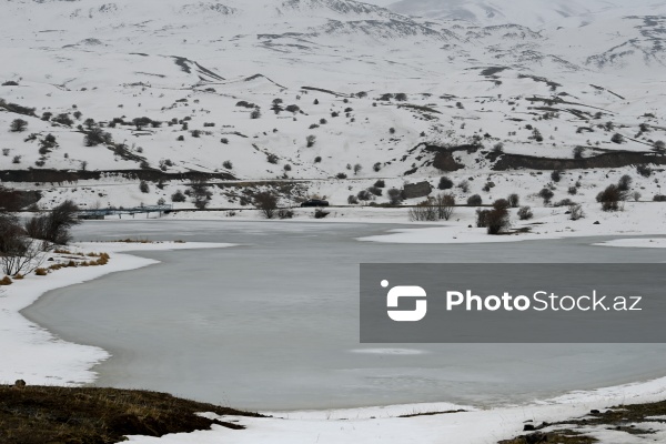 Naxçıvanda yerləşən donmuş Batabat gölü