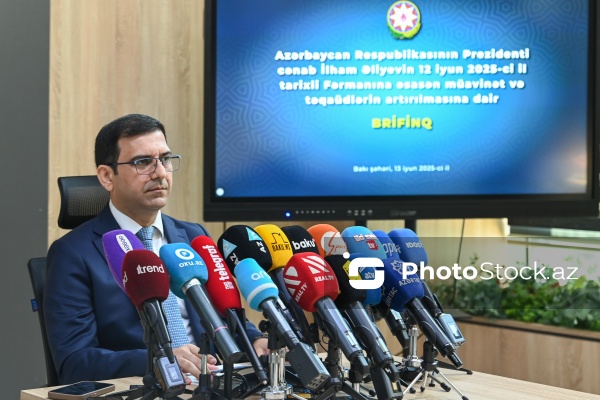 Rəşad Mustafayevin müavinət və təqaüdlərin artırılması ilə bağlı keçirdiyi brifinq