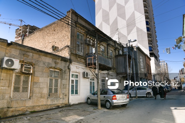 Nərimanov rayonu, Ruhulla Axundov küçəsində yerləşən tavanı uçmuş qəzalı bina