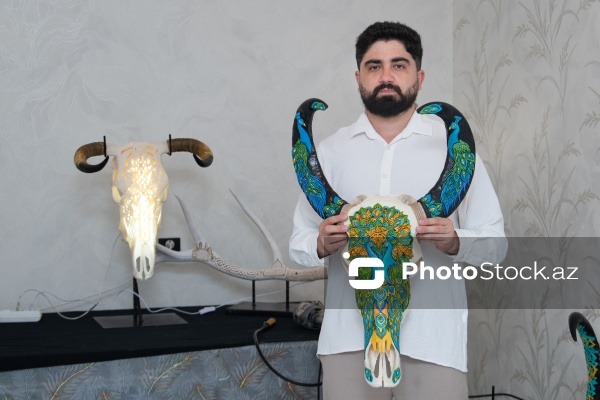Heyvan sümükləri üzərində oyma və bədii işləmə sənəti ilə məşğul olan Nicat Şükürov