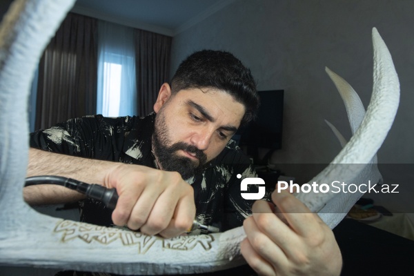 Heyvan sümükləri üzərində oyma və bədii işləmə sənəti ilə məşğul olan Nicat Şükürov