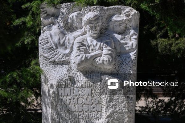 Maestro Niyazinin anadan olmasının 110-cu ildönümü münasibətilə sənətkarın məzarı ziyarət olunub