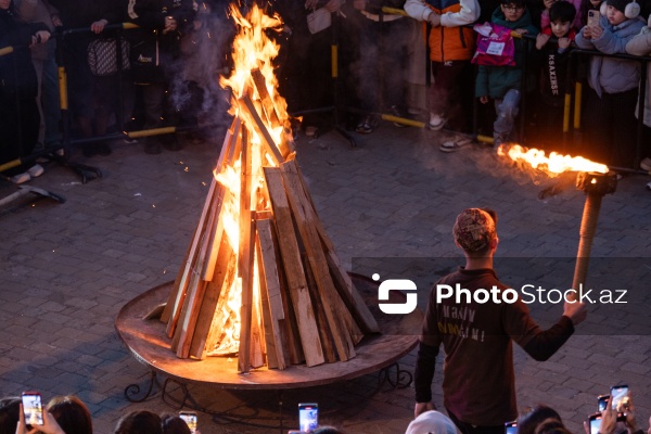 Novruz bayramı münasibətilə İçərişəhərdə qalanan tonqal