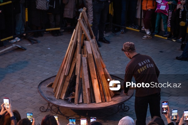 Novruz bayramı münasibətilə İçərişəhərdə qalanan tonqal