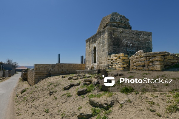 Novxanıda yerləşən Axund Əbil sərdabəsi