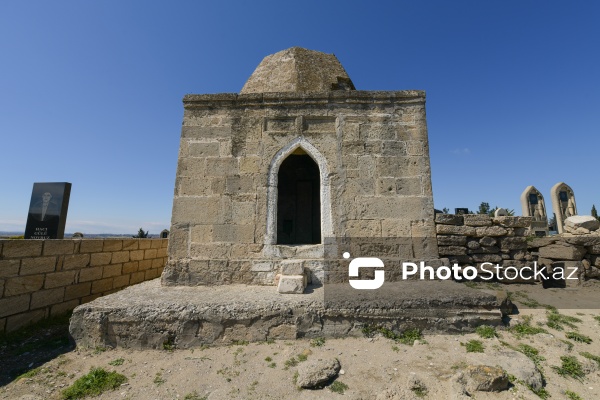 Novxanıda yerləşən Axund Əbil sərdabəsi