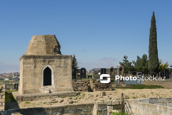 Novxanıda yerləşən Axund Əbil sərdabəsi