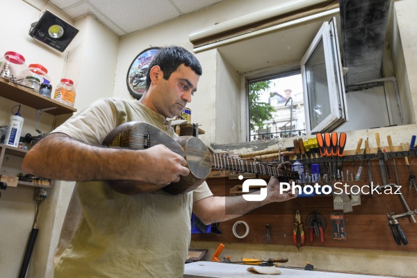 Özünəməxsus üslubu ilə seçilən tar ustası Fəxrəddin Cəfərov