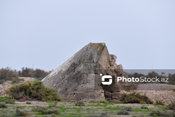 Yaşma bağlarında yerləşən ovdanın üzərində qədim türk damğası mövcuddur