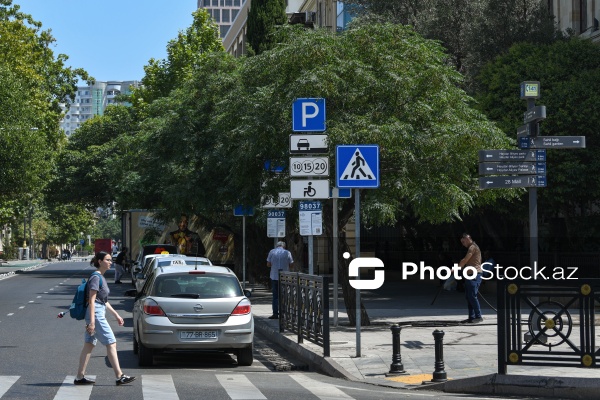 Paytaxt Bakıda baxımsız qalmış yol nişanları