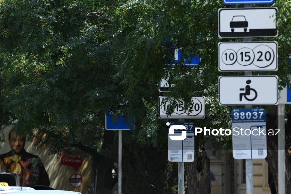 Paytaxt Bakıda baxımsız qalmış yol nişanları