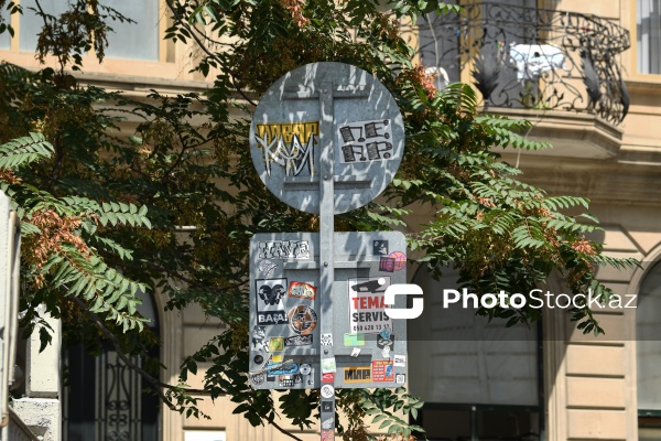 Paytaxt Bakıda baxımsız qalmış yol nişanları