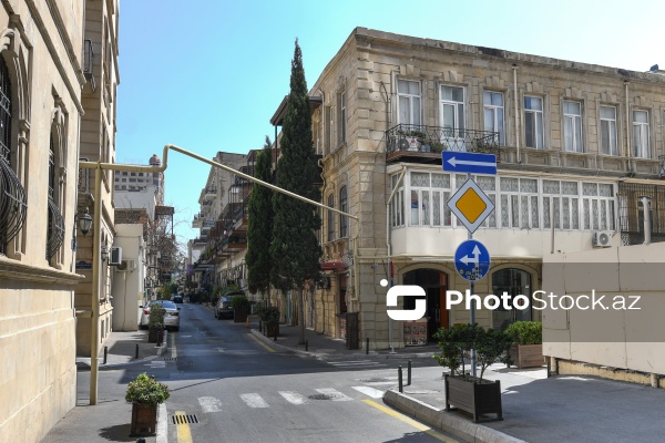 Paytaxt Bakıda baxımsız qalmış yol nişanları