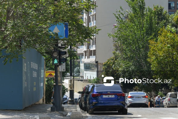 Paytaxt Bakıda baxımsız qalmış yol nişanları