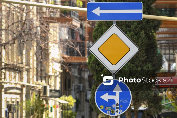 Paytaxt Bakıda baxımsız qalmış yol nişanları