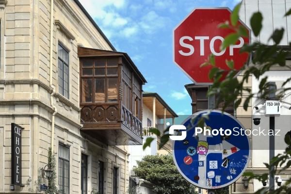 Paytaxt Bakıda baxımsız qalmış yol nişanları