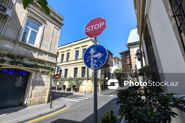 Paytaxt Bakıda baxımsız qalmış yol nişanları