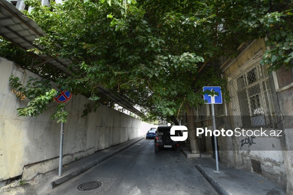 Paytaxt Bakıda baxımsız qalmış yol nişanları