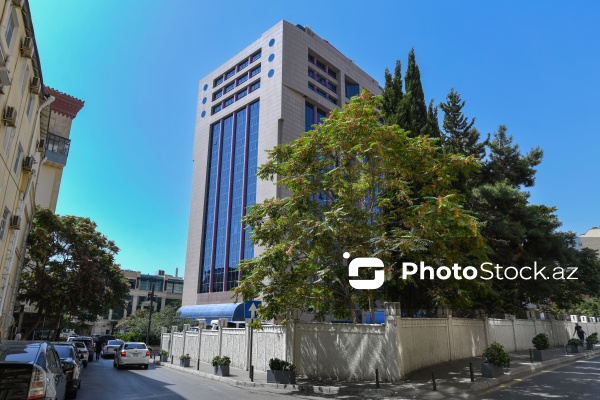 Paytaxt Bakıda baxımsız qalmış yol nişanları